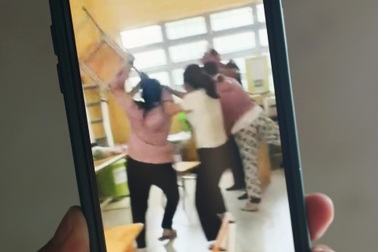 Kỷ luật cảnh cáo thầy giáo nhắn tin thân mật với nữ sinh