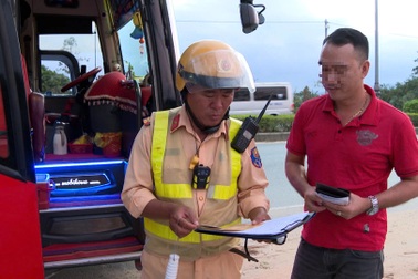 Nhan nhản xe khách “núp bóng” phương tiện vận chuyển hợp đồng sau lũ