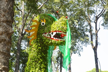 Cư dân mạng xôn xao về cặp rồng trước cổng công viên ở TPHCM