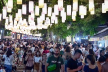 Đèn lồng rực rỡ khắp phố bích họa Phùng Hưng