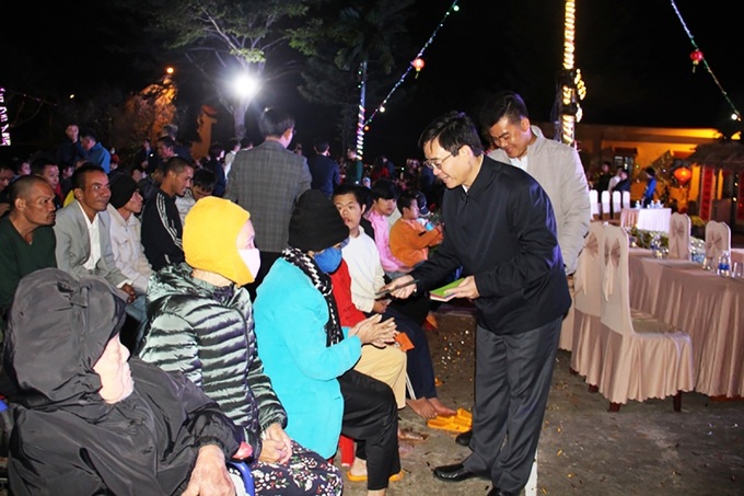 Bí thư Tỉnh ủy Nguyễn Đình Trung lì xì năm mới đến các đối tượng tại Trung tâm bảo trợ
