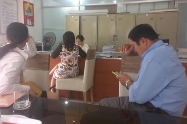 Muốn mặc quần cũng phải làm đơn xin... giám đốc