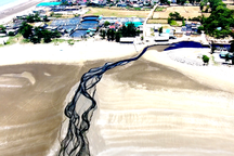 Giải cứu ô nhiễm bằng cách... tống thẳng dòng nước thải đen ngòm ra biển!