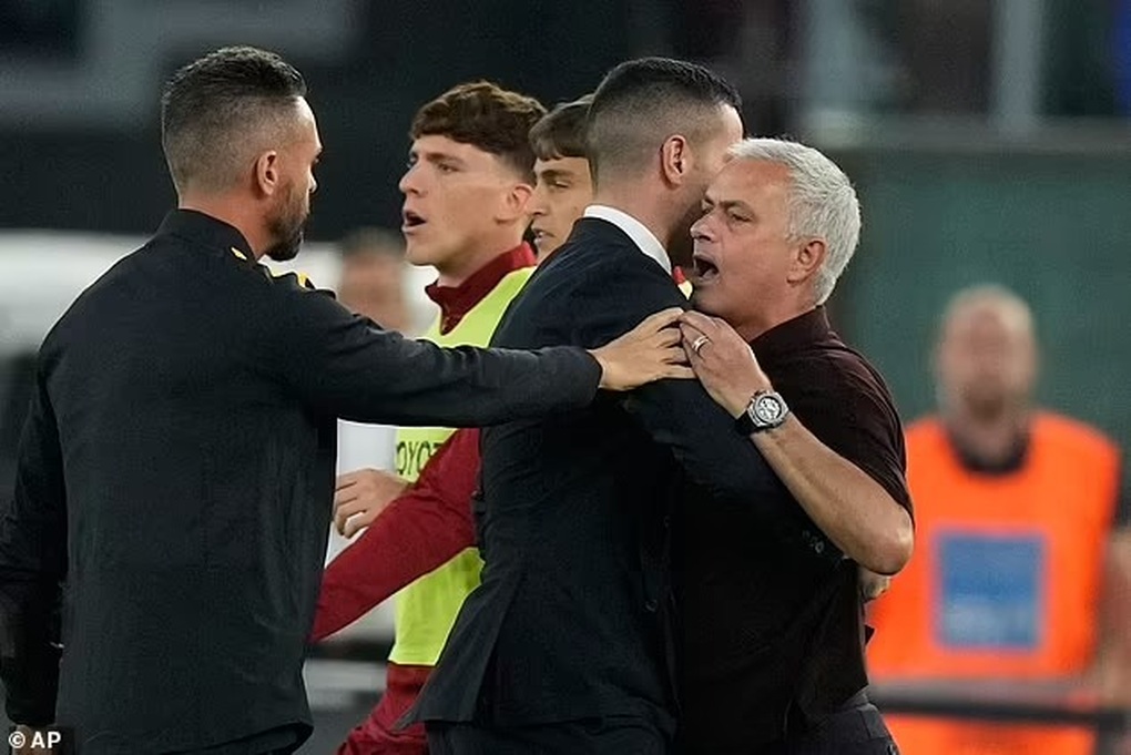 HLV Mourinho nhận thẻ đỏ vì lăng mạ trọng tài - 3 HLV Mourinho nhận thẻ đỏ vì lăng mạ trọng tài - 3