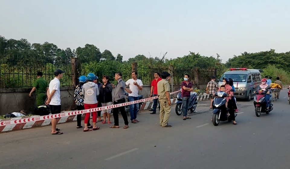 Người đàn ông tử vong trong đám cháy bên đường - 1 Người đàn ông tử vong trong đám cháy bên đường - 1