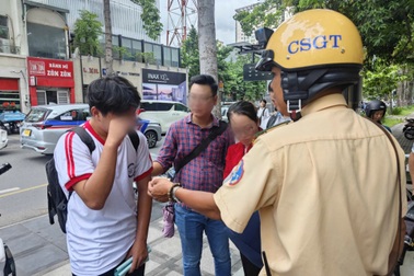 Nam sinh bật khóc khi bị tạm giữ xe máy, CSGT TPHCM hứa đóng phạt thay