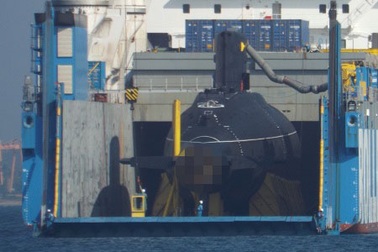 Tàu ngầm Kilo Hải Phòng “khoe dáng” trên Vịnh Cam Ranh