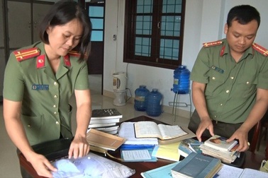 Nữ giáo viên ly dị chồng, kéo 2 con theo “Hội thánh Đức Chúa Trời”