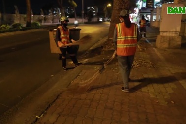 Nữ công nhân quét rác: "Ngày 8/3 rác nhiều hơn, làm việc vất vả hơn"
