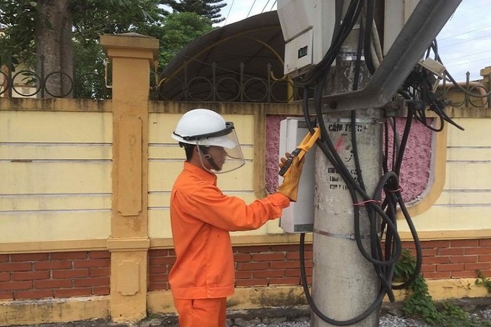 Điện lực đau đầu vì xảy ra hàng chục vụ trộm cắp điện bất chấp nguy hiểm - 2 Điện lực đau đầu vì xảy ra hàng chục vụ trộm cắp điện bất chấp nguy hiểm - 2