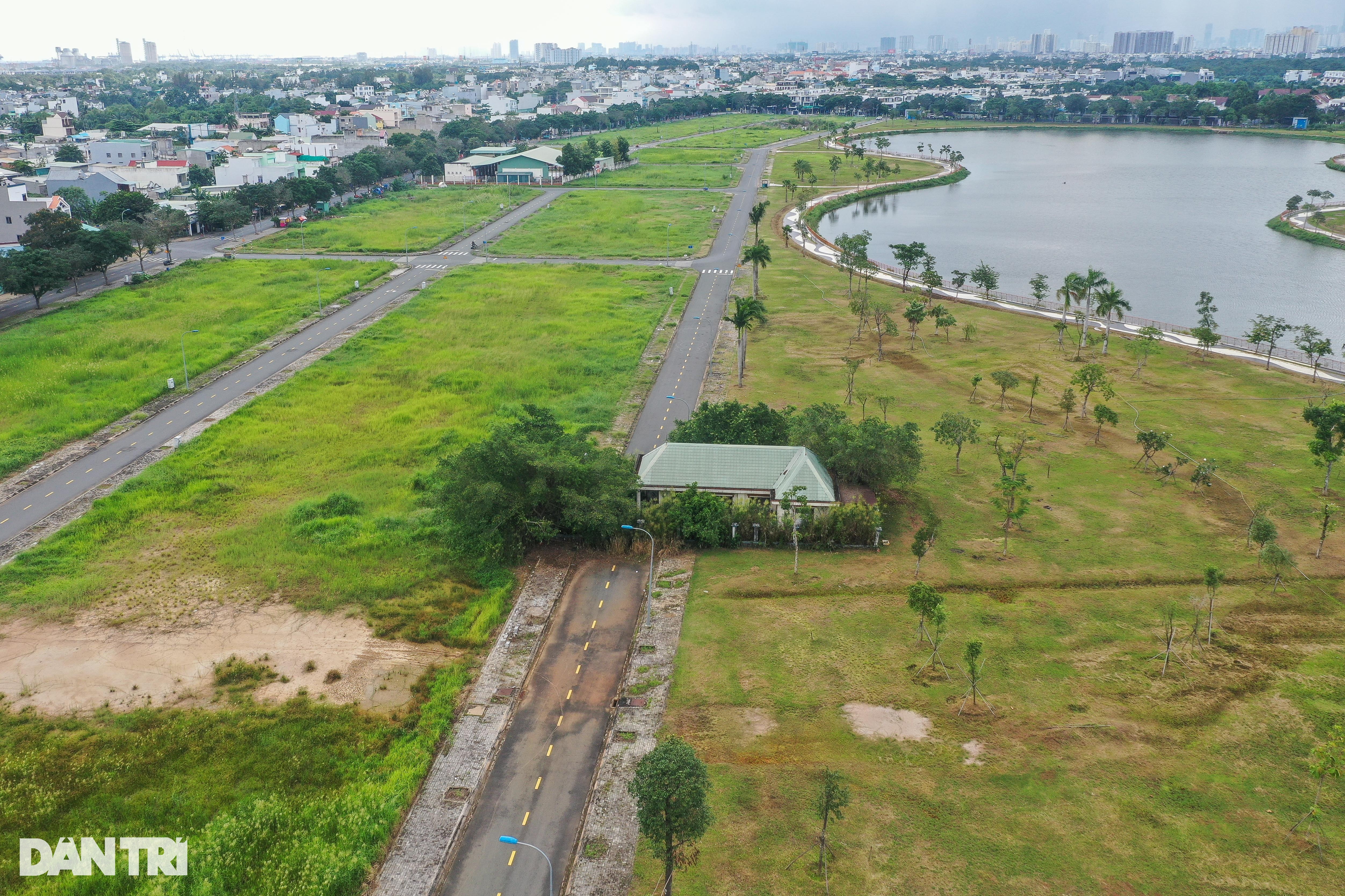 View - Hàng loạt biệt thự ''triệu đô'' không bóng người tại TPHCM | Báo Dân trí