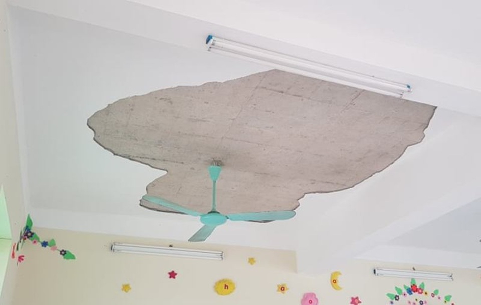 Mảng vữa trần lớp học rơi khiến 5 trẻ mầm non bị thương - 1 Mảng vữa trần lớp học rơi khiến 5 trẻ mầm non bị thương - 1