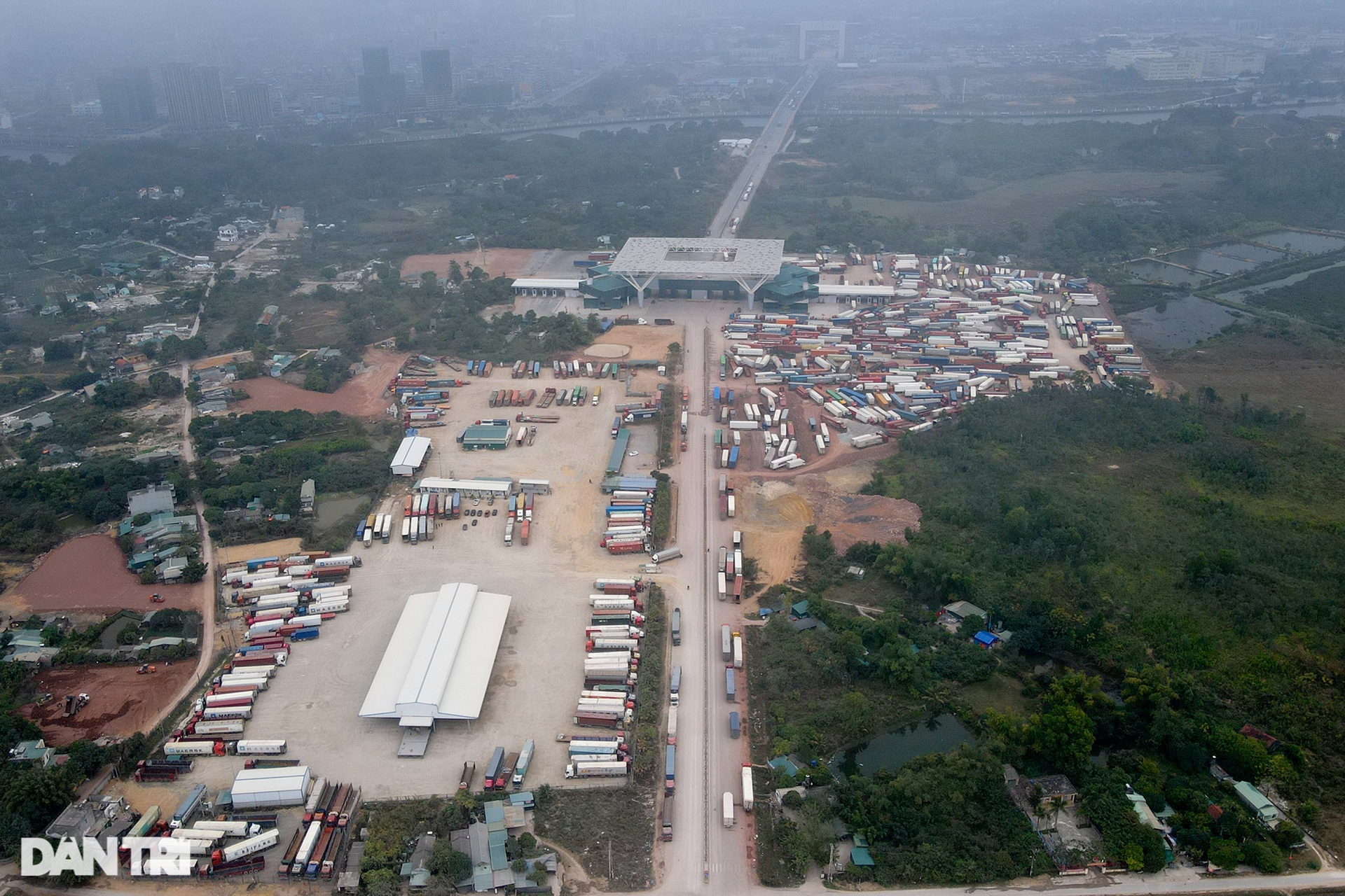 Hơn 1.400 container hàng hóa ùn tắc kỷ lục tại cửa khẩu Móng Cái dịp Tết - 2 Hơn 1.400 container hàng hóa ùn tắc kỷ lục tại cửa khẩu Móng Cái dịp Tết - 2