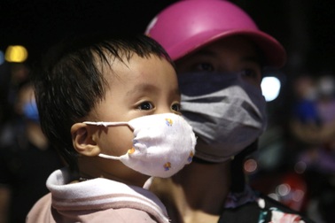 Trẻ em mang khẩu trang, theo bố mẹ ra phố vui Tết Trung thu