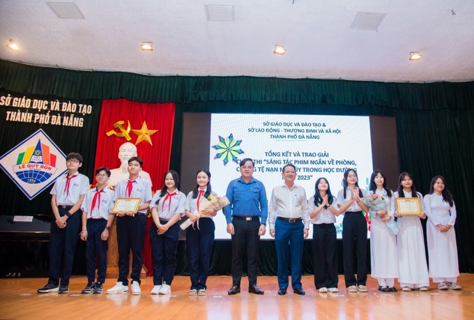 Ban tổ chức trao giải nhất cho Tập thể lớp 12/1 và lớp 12/19 Trường THPT Thái Phiên và Trường THCS Lý Tự Trọng (quận Sơn Trà).