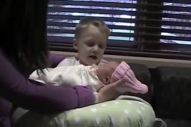 Dễ thương bé trò truyện với em