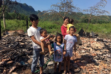 Nhà cháy rụi, vợ chồng nghèo cùng 4 đứa con thơ phải sống cảnh “màn trời chiếu đất”