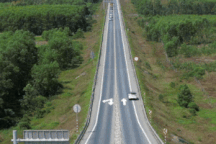 Ô tô vô tư quay đầu tại nút thắt "tử thần" trên cao tốc Cam Lộ - La Sơn