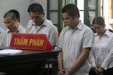 Nhân viên bưu điện tổ chức cắt trộm cáp viễn thông