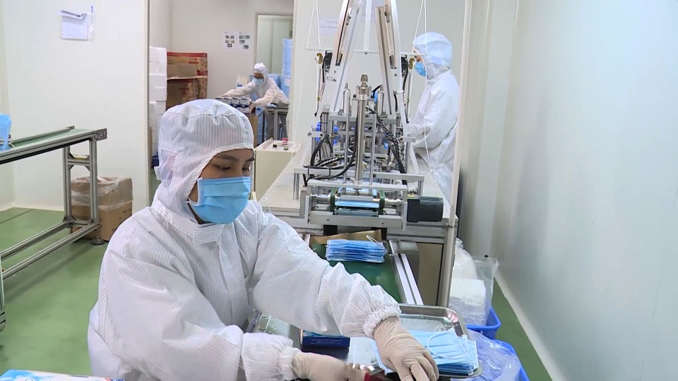 Cận cảnh quy trình sản xuất khẩu trang y tế thời dịch corona - 1 Cận cảnh quy trình sản xuất khẩu trang y tế thời dịch corona - 1