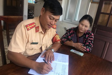 Người phụ nữ nhặt ve chai nhờ công an tìm chủ nhân khoản tiền 15 triệu đồng