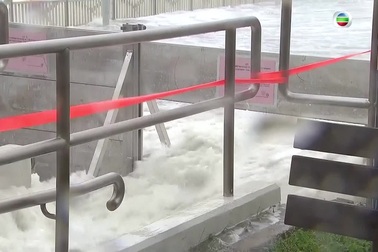 Siêu bão Ragasa đổ bộ Hong Kong