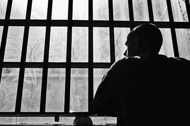 Thầy tu trẻ tuổi "đánh mất bản thân" trước mối tình trần tục