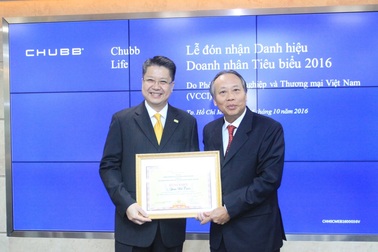 Đại diện Chubb Life Việt Nam đón nhận danh hiệu Doanh nhân Tiêu biểu 2016