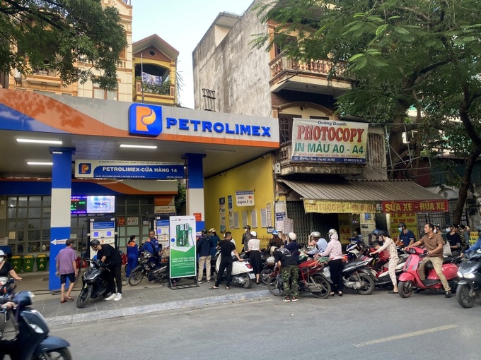 Người xếp hàng mua xăng, dầu tại điểm bán xăng, dầu trên phố Thụy Khuê.