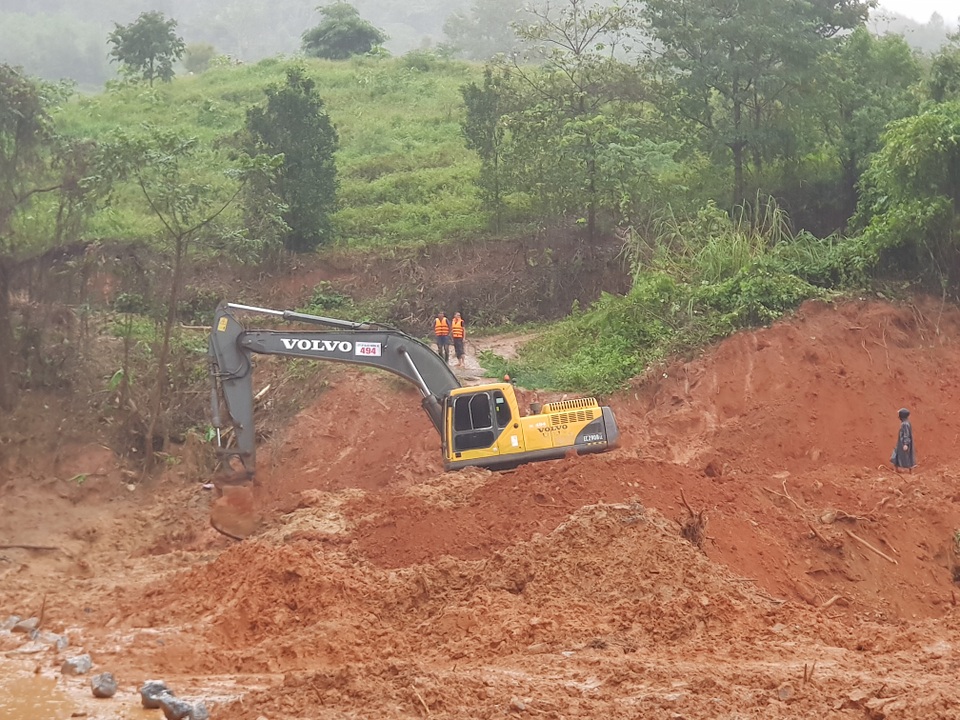 Cấm đường để nổ mìn phá đá “khủng” đề phòng sạt lở - 5 Cấm đường để nổ mìn phá đá “khủng” đề phòng sạt lở - 5