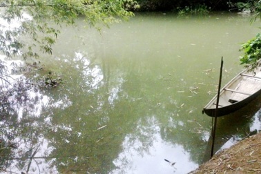 Trượt chân xuống sông, bé 5 tuổi tử vong