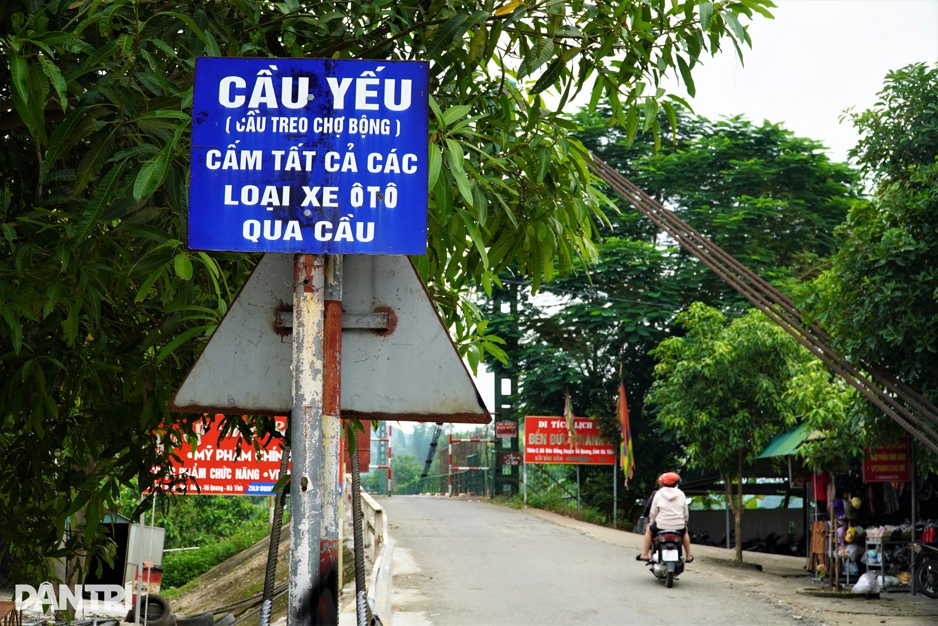Cận cảnh cây cầu treo đã cấm tất cả ô tô vì già yếu - 9 Cận cảnh cây cầu treo đã cấm tất cả ô tô vì già yếu - 9
