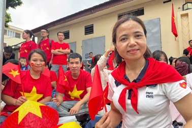 Người dân đến sớm "xí chỗ" xem tổng hợp luyện diễu binh, diễu hành