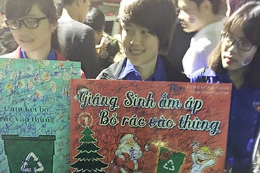 Hành động đẹp và chưa đẹp của giới trẻ Hà Nội đêm Giáng sinh