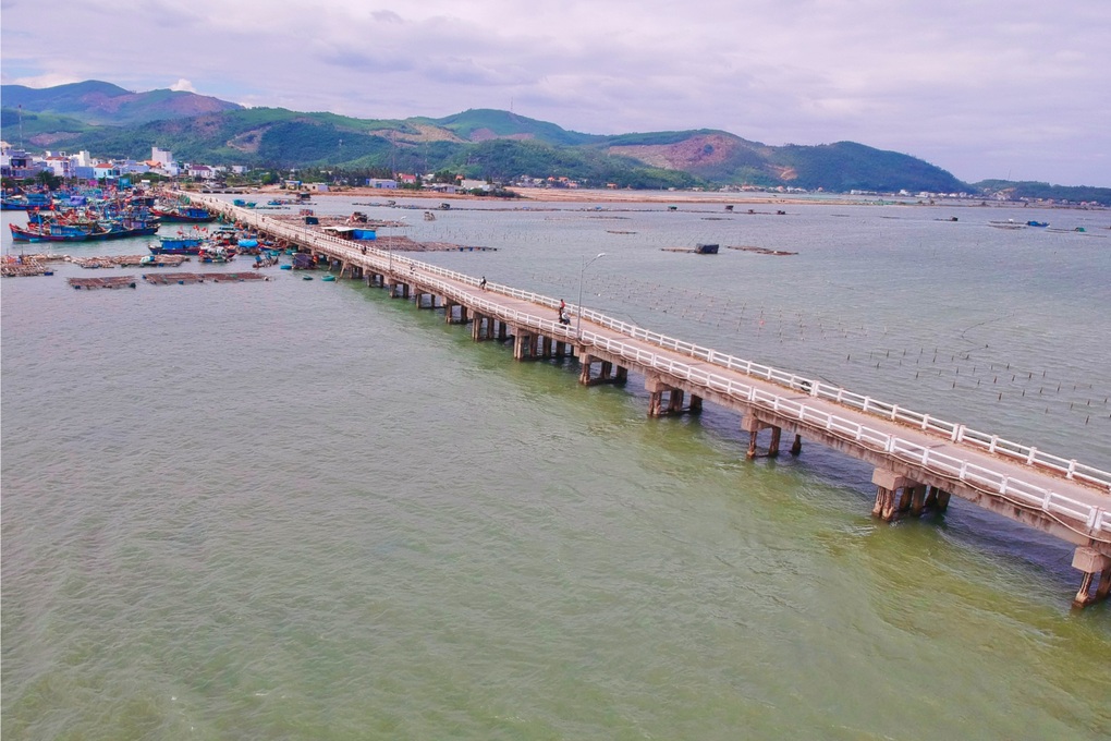 Hàng ngàn người dân nín thở đi trên cây cầu sắp sập - 1 Hàng ngàn người dân nín thở đi trên cây cầu sắp sập - 1