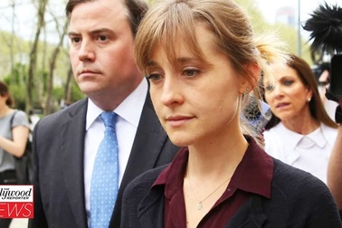 Nữ diễn viên "Thị trấn Smallville" ngồi tù vì tham gia giáo phái tình dục