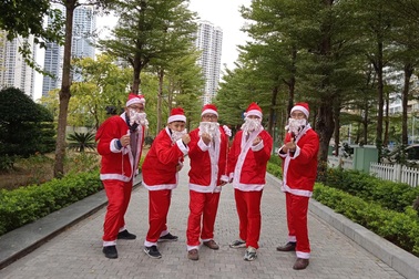 Ông già Noel tấp nập xuống phố: Mặt bịt khẩu trang, tay thu tiền triệu