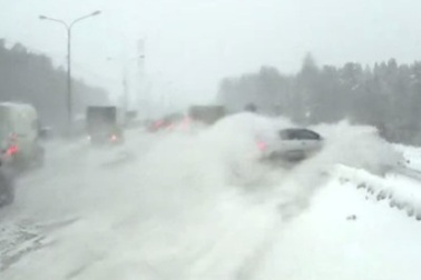 Tai nạn liên hoàn vì một xe phanh gấp