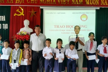 Trao 70 suất học bổng giải Gôn "Vì học sinh vượt khó hiếu học"