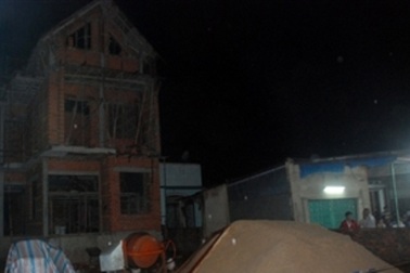 Sập nhà hàng xóm, mẹ con cô giáo thương vong