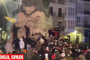 CĐV Morocco xuống đường ăn mừng chiến thắng của đội nhà