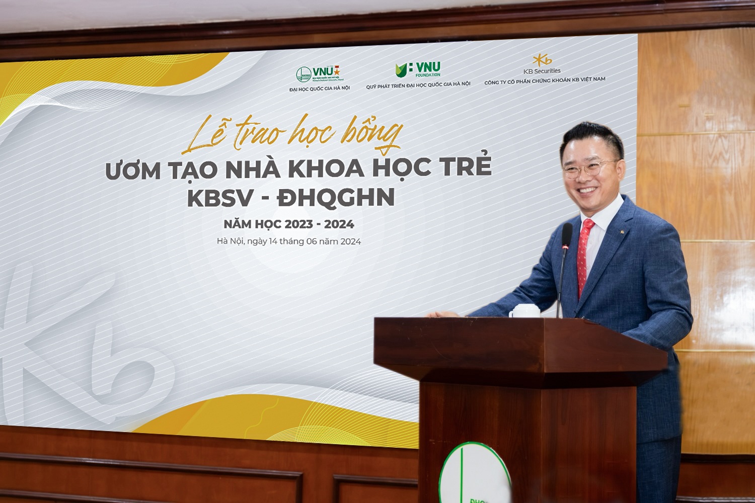 KB Securities Vietnam terus memberikan beasiswa senilai 1 miliar VND kepada mahasiswa - 2 Chứng khoán KB Việt Nam tiếp tục trao tặng 1 tỷ đồng học bổng cho sinh viên - 2