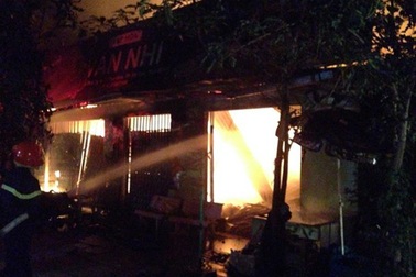 Chủ đốt nến bỏ đi, tiệm tạp hóa cháy rụi