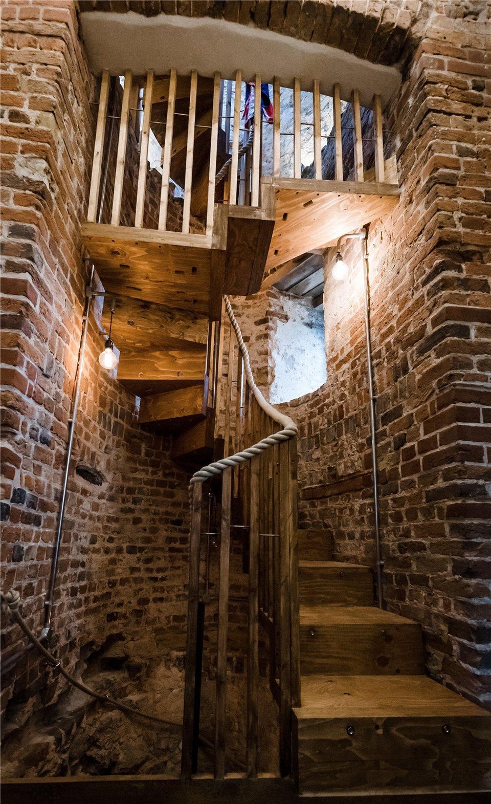 Mua lâu đài cổ tồi tàn hơn 100.000 USD, cải tạo xong giá tăng gấp 10 lần - 6