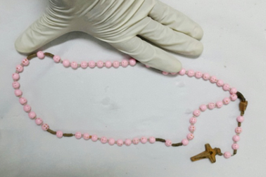 Cụ bà đãng trí “nuốt chửng” chuỗi tràng hạt dài gần 1m