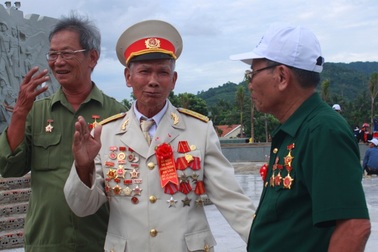 Trở lại chiến trường xưa, tình cờ tìm được mộ cháu