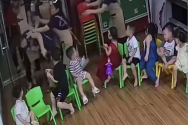 Đình chỉ lớp trông trẻ vì cô giáo đánh nhau trước mặt học sinh