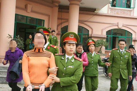 Vụ “hiệu trưởng mua dâm học sinh”: “Nóng” cả trong và ngoài phiên tòa