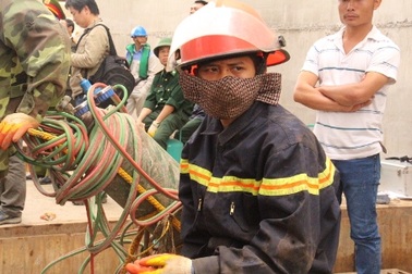 Tặng bằng khen các cá nhân có thành tích cứu hộ trong vụ sập giàn giáo