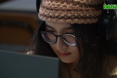 Nhiều sinh viên ở TPHCM tránh nóng tại quán cà phê điều hòa từ sáng tới tối